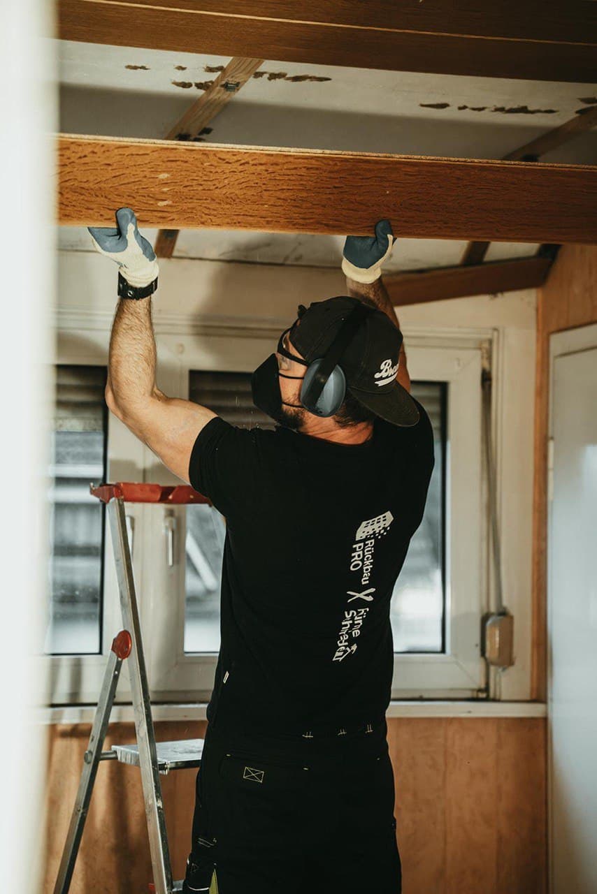 Deckenrückbau auf der Leiter