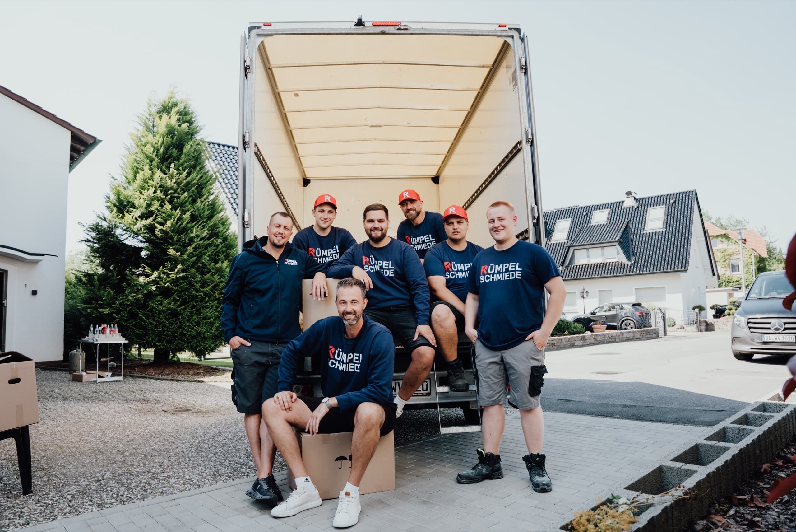 Das Team der Rümpel Schmiede vor dem beladenen LKW