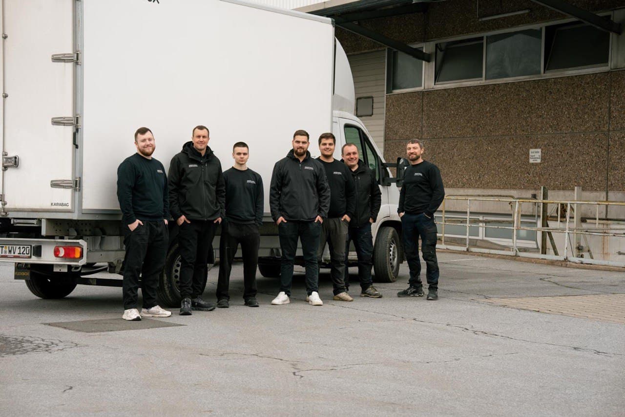 Das Wertvoll Team vor dem Einsatzfahrzeug in Bonn